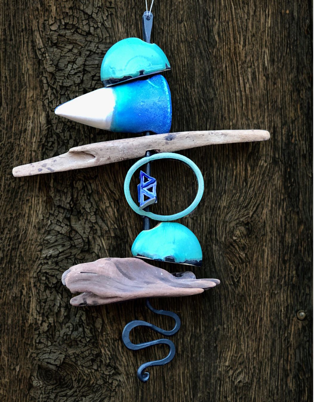 Ceramic elements and driftwood assembled on a straight 50 cm long metal rod, finished off with a wiggle